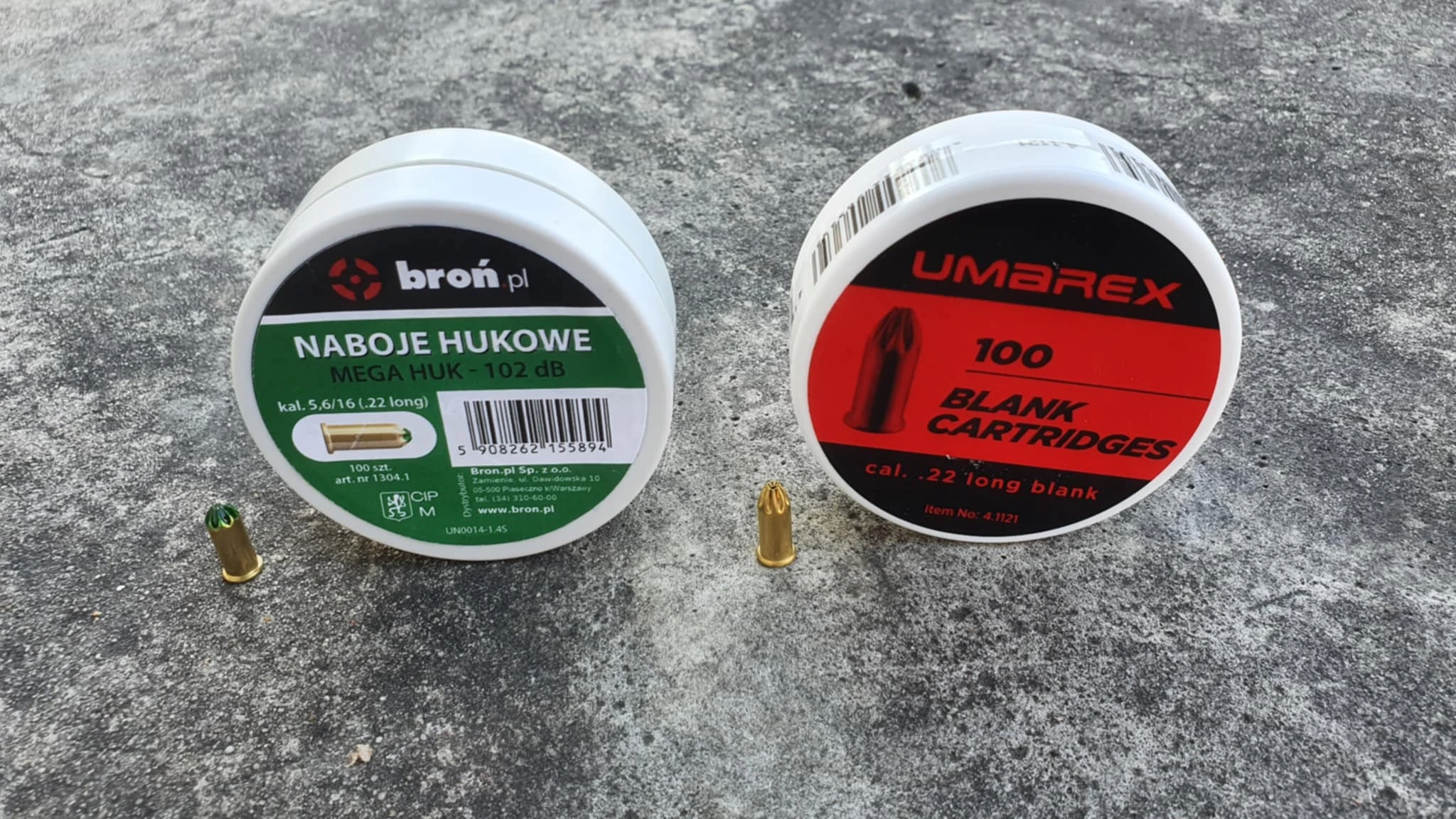 Dwa rodzaje amunicji hukowej typu LONG - po lewej głośniejsza MEGA HUK, po prawej amunicja standardowa typu LONG firmy UMAREX