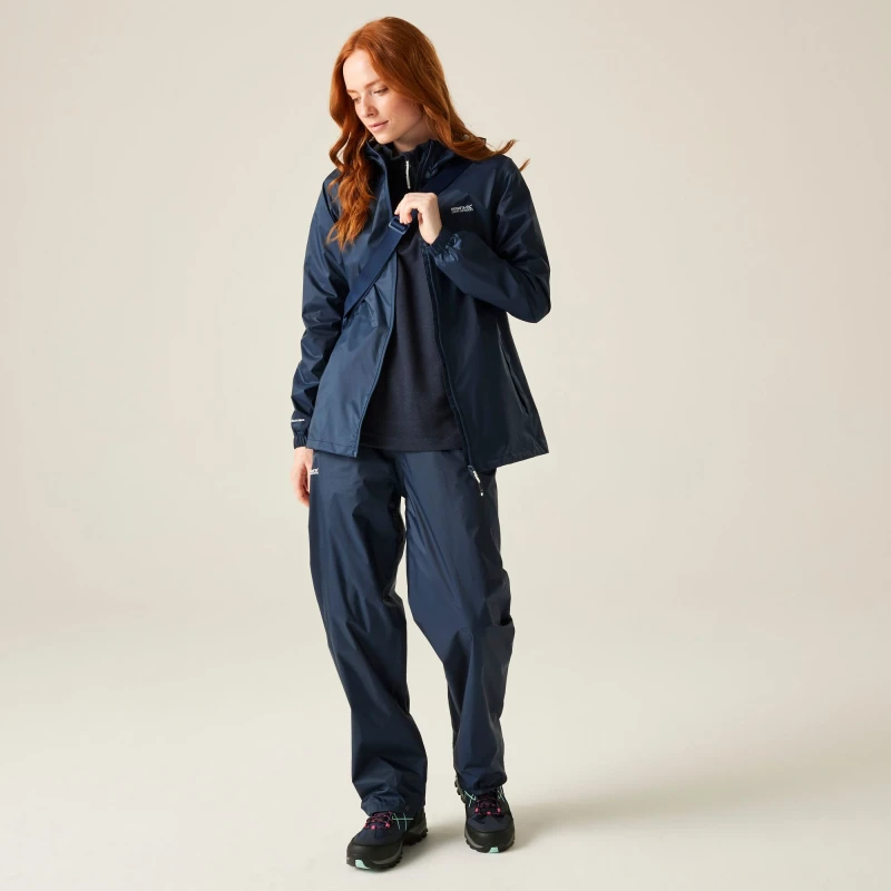 Damska kurtka przeciwdeszczowa wiosenna Regatta kieszonkowa Pack It III granat 