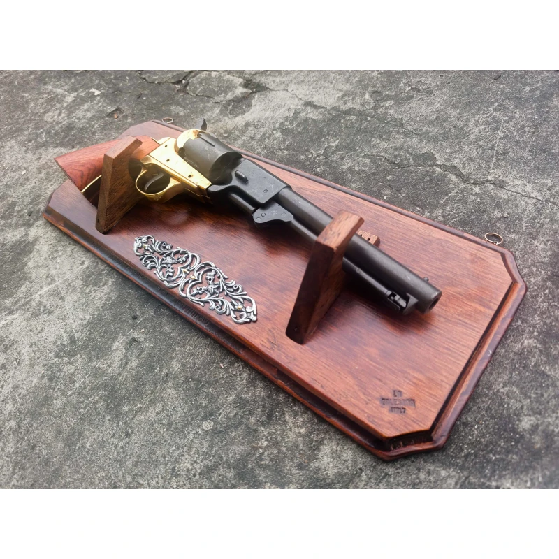 Ekspozytor broni na ścianę - Tablo na rewoler czarnoprochowy, pistolet