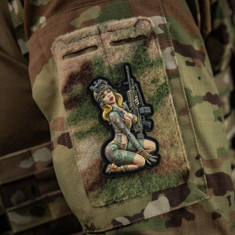 M-Tac naszywka Tactical girl #5 tattoo PVC emblemat rzep pin-up M249