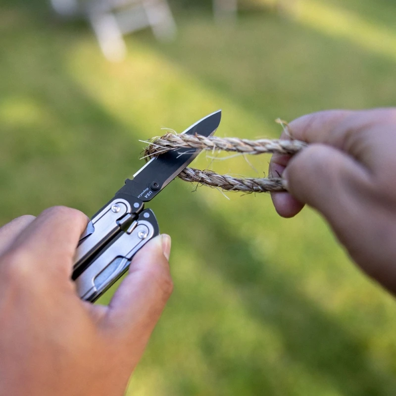 Multitool Leatherman ARC z nożem ze stali CMP kabura i bity