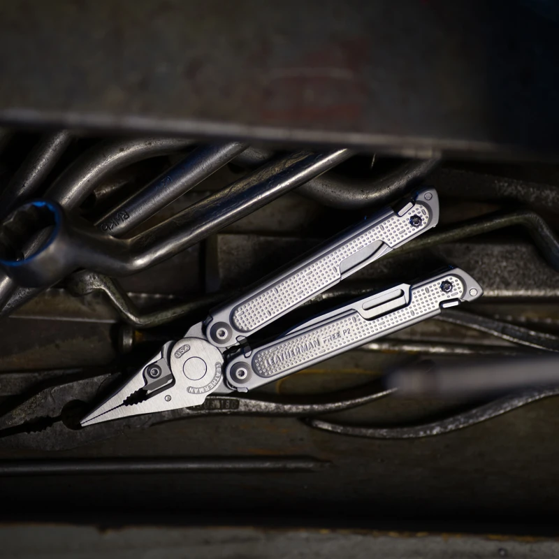 Multitool Leatherman Free P2 832638 z kaburą