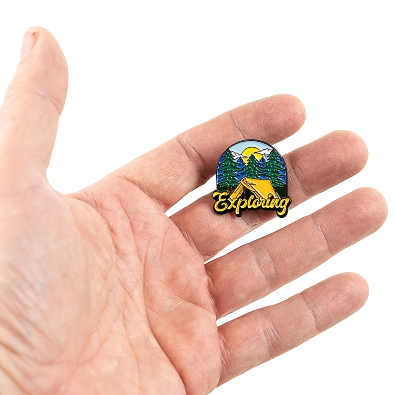 Pin Przypinka EXPLORING namiot - gadżet dla survivalowca, miłośnika natury