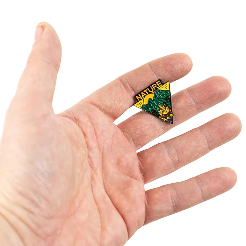 Pin Przypinka NATURE ognisko - gadżet dla survivalowca, bushcraftowca i miłośnika natury