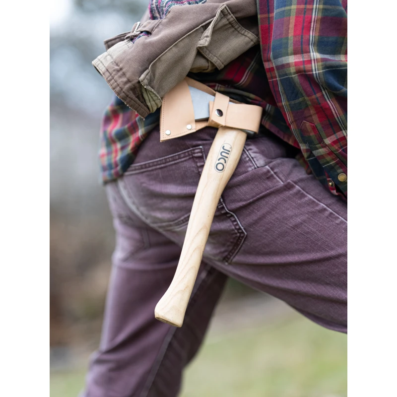 Toporek kuty bushcraftowy z ochroną ostrza ze skóry Juco 47-55 HRC 