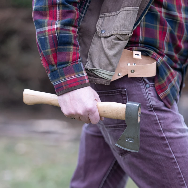 Toporek kuty bushcraftowy z ochroną ostrza ze skóry Juco 47-55 HRC 